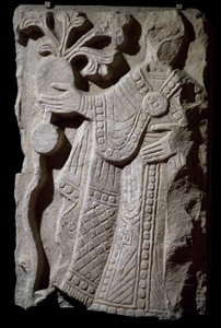 Figur eines Bischofs, Fragment aus einer Gruppe, die eine Taufprozession darstellt, Marmorrelief, Italien