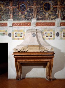 Kamin mit den Initialen F.II.M.M.V, die Federigo Gonzaga II Marchese von Mantua bedeuten, mit einem dekorativen Fries darüber, der verschiedene Wappen des Gonzaga-Wappens integriert, 1528
