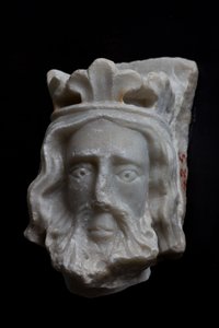 Genua, Museum von St. Augustinus: Fragment eines gekrönten Kopfes, von unbekanntem Bildhauer aus Nordfrankreich; XIII - XIV Jahrhundert von Italian School