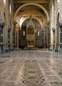 Gotische Kunst: Blick auf den päpstlichen Altar über dem Tabernakel, hergestellt von Giovanni di Stefano um 1367, verziert mit zwölf Tafeln, die mit Fresken von Barna da Siena (14. Jahrhundert) dekoriert sind. 1367-1368. Basilika St. Johannes im Lateran (S