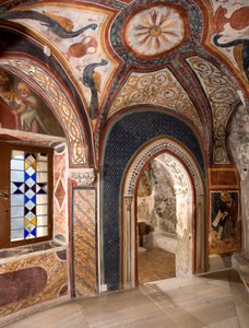 Innenansicht der Kapelle des Heiligen Gregor, dekoriert mit Fresken byzantinischen Einflusses, geschaffen von der römischen Schule des frühen 13. Jahrhunderts. Kloster des Heiligen Benedikt (Sacro Speco), Subiaco (Rom), Italien