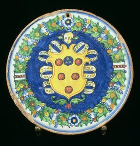 Majolika-Teller mit dem Wappen der Medici und einem Rand aus Laub und Früchten, Italien, 16. Jahrhundert
