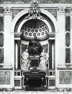 Monument für Papst Clemens XII. (1652-1740) mit Porphyrurne und Säulen aus dem Pantheon, zwischen Mäßigkeit (L.) und Klugheit (R.) in der Corsini-Kapelle