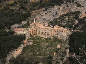 Überblick über das Kloster St. Benedetto (Sacro Speco), erbaut ab dem 12. Jahrhundert, Subiaco (Rom), Italien von Italian School