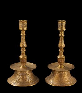 Paar Kerzenhalter aus gegossenem Bronze mit Silberüberzug, jeweils mit einem Wappen, früher genannt "Belegno von Venedig", und einem leeren Schild, 1800-99