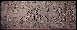 Steinbrüstung mit Reliefs von Pfauen