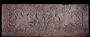 Steinbrüstung mit Reliefs des Lebensbaums und Drachenflügeln, vom Sarkophag von Teodote, 8. Jahrhundert