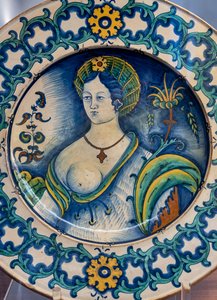 Teller mit Büste einer schönen Frau, mit Dornenkronenmotiv, erste Hälfte des 16. Jahrhunderts von Italian School