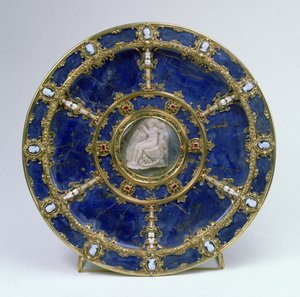 Teller mit einem Kamee, der Leda und den Schwan darstellt