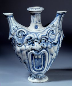 Weichporzellanflasche aus dem 16. Jahrhundert, hergestellt von der Manufaktur von Francois II de Medicis (1544-1560) Sevres, Porzellanmanufaktur von Italian School