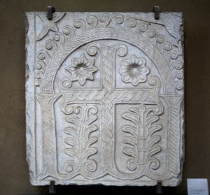 Stele mit Kreuz und Blumendekoration