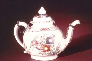 Teekanne mit emailliertem Blumendesign, möglicherweise venezianisch, ca. 1750