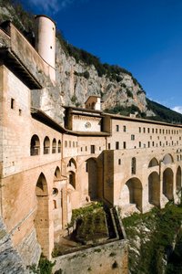 Ansicht des Klosters St. Benedetto (Sacro Speco) aus dem 12. Jahrhundert, Subiaco (Rom), Italien von Italian School