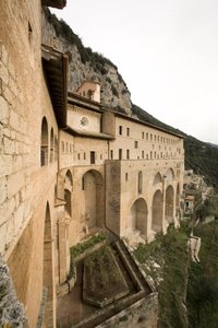 Ansicht des Klosters St. Benedetto (Sacro Speco) aus dem 12. Jahrhundert, Subiaco (Rom), Italien von Italian School