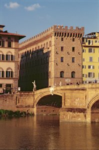 Ansicht des Museo Ferragamo und der Ponte Santa Trinita