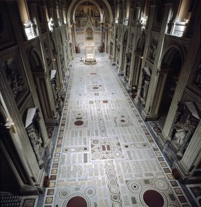 Blick auf das zentrale Kirchenschiff der Basilika St. Johannes im Lateran