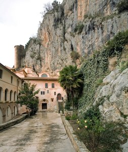 Ansicht des Hofes des „Corvi“ (Krähen), Kloster St. Benedetto (Sacro Speco) aus dem 12. Jahrhundert, Subiaco (Rom), Italien von Italian School