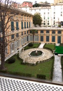 Ansicht des Hofes des Palazzo Bianco (oder Palast von Luca Grimaldi), erbaut 1530 und 1540 in Genua, Italien