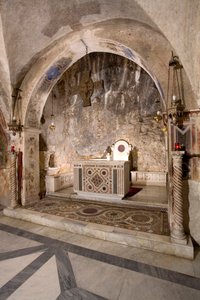 Ansicht des Presbyteriums der Oberkirche mit dem Hauptaltar im Cosmatesken Stil. 13. Jahrhundert. Kloster San Benedetto (Sacro Speco), Subiaco (Rom), Italien