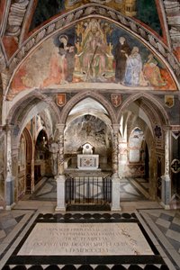 Ansicht des Presbyteriums der Oberkirche mit dem Hauptaltar im kosmatischen Stil, darüber das Fresko, das den Heiligen Benedikt von Nursia in pontifikalen Gewändern auf der Kanzel umgeben von Heiligen und Mitgliedern der Familie Anicia, einer römischen Ade von Italian School