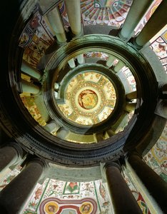 Ansicht der steinernen Wendeltreppe, die zur Decke hinaufblickt, entworfen von Jacopo Vignola (1505-73) und seinen Nachfolgern, 1557-83 von Italian School