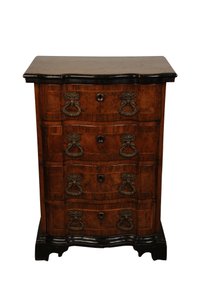 Walnuss-Kommode, ca. 1730