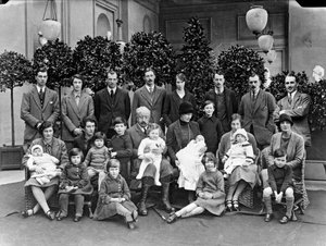 Der 9. Herzog von Devonshire mit seinen Kindern und Enkeln in Chatsworth, Weihnachten 1925 von JR Board