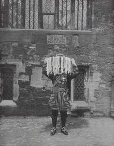 Verteilung des Maundy-Geldes, Yeoman trägt Almosen von J. Benjamin Stone