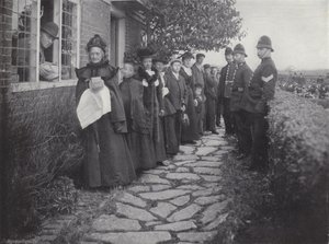 Die Biddenden Maids Charity, Verteilung von Brot und Käse