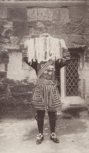 Der Yeoman der Garde trägt die Silberschale mit den Geldbörsen, die das Maundy-Geld enthalten von J. Benjamin Stone
