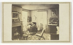 Ohne Titel (Frau im Inneren eines Hauses)
