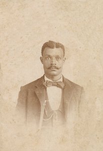 Fotografie eines Mannes im Anzug, Weste und Krawatte, 1880er - 1900 von J. W. Taylor