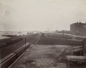Blick nach Süden auf die Michigan Avenue von der Westseite der Illinois Central Railroad Gleise, Chicago, ca. 1890 von J. W. Taylor