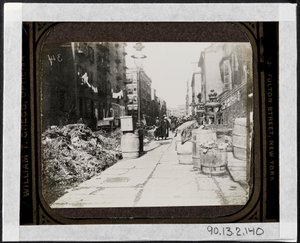 Straßenreinigung in der Tammany Street vor Warings Tag, vor 9 Varick Place, ca. 1890 von Jacob August Riis