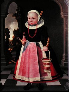 Porträt eines kleinen Mädchens, das eine Puppe und einen Korb hält