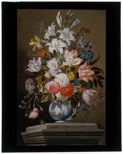 Stillleben mit Tulpen, Nelken und anderen Blumen in einer Porzellanvase auf einem Sockel