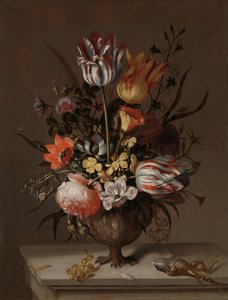 Stillleben mit einer Blumenvase und einem toten Frosch