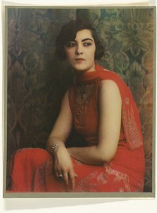 Porträt einer Frau in einem roten Kleid