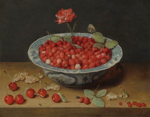 Wilde Erdbeeren und eine Nelke in einer Wan-Li-Schale