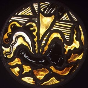 Segelschiff in den Wellen nahe einem Strand, Medaillon (Buntglas) von Jacoba van Heemskerck
