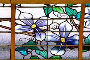 Nancy (Département 54), Jugendstil, „La verriere aux Clematites“ (1901) - Detail, Buntglas von Jacques Gruber (1870-1936), bei Credit Lyonnais, rue St Georges