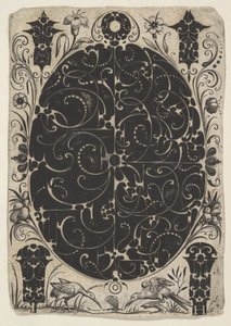 Ovales Gehäuse, verziert mit Schweifwerk in zwei Varianten, umgeben von kleineren Motiven, ca. 1614-19
