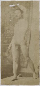 Studie eines männlichen Aktmodells, aufrecht stehend und schräg von vorne gesehen, im Atelier von Jacques de Lalaing