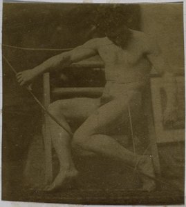 Studie eines männlichen Aktmodells, sitzend auf einer Treppe, von vorne gesehen mit Seil und Bogen auf dem Schoß, im Atelier von Jacques de Lalaing von Jacques Lalaing (attributed to)