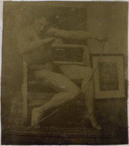 Studie eines männlichen Aktmodells, sitzend auf einer Treppe, von vorne gesehen mit Seil und Bogen auf dem Schoß, im Atelier von Jacques de Lalaing