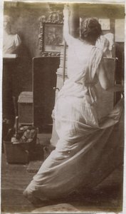 Studie eines weiblichen Modells in Draperie, von hinten gesehen, im Atelier von Jacques de Lalaing