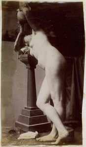 Studie eines weiblichen Aktmodells, schräg von vorne gesehen, im Atelier von Jacques de Lalaing, Vorstudie für einen kreisförmigen Brunnen von Jacques Lalaing (attributed to)