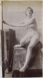 Studie eines weiblichen Aktmodells, sitzend und von vorne gesehen, im Atelier von Jacques de Lalaing