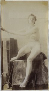 Studie eines weiblichen Aktmodells, sitzend auf einem Podium neben einer Staffelei und von vorne gesehen, im Atelier von Jacques de Lalaing, Vorstudie für das Grabdenkmal Fernand Scribe auf dem Friedhof von Gent