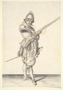 Soldat bereitet sich vor, eine Kaliver zu feuern
